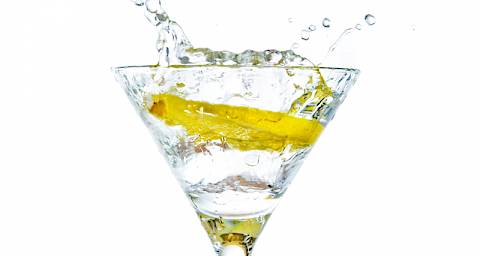 Evo zašto voda s limunom ipak nije čudotvorni napitak!
