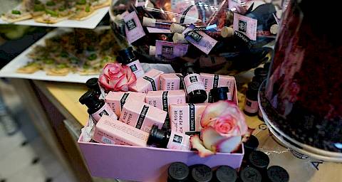 Brojne poznate dame na predstavljanju Apivita Rose Pepper linije
