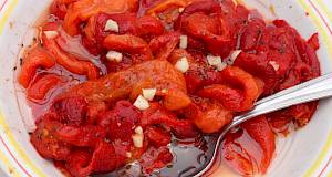 Salata od pečenih paprika sa češnjakom: Kako na najbolji način pripremiti ovaj ukusni klasik?
