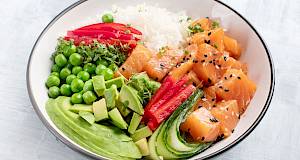 Poke bowl s lososom