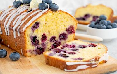 Sočni kolač od limuna i borovnica